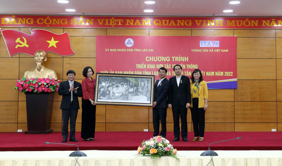 Tổng Giám đốc Thông tấn xã Việt Nam Vũ Việt Trang trao tặng bức ảnh lưu niệm cho tỉnh Lào Cai. (Ảnh: Quốc Khánh/TTXVN)