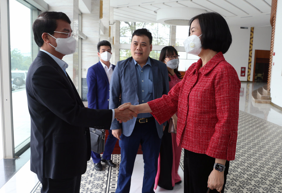 Ông Đặng Xuân Phong, Ủy viên Trung ương Đảng, Bí thư Tỉnh ủy Lào Cai đón Tổng Giám đốc Thông tấn xã Việt Nam Vũ Việt Trang. (Ảnh: Quốc Khánh/TTXVN)