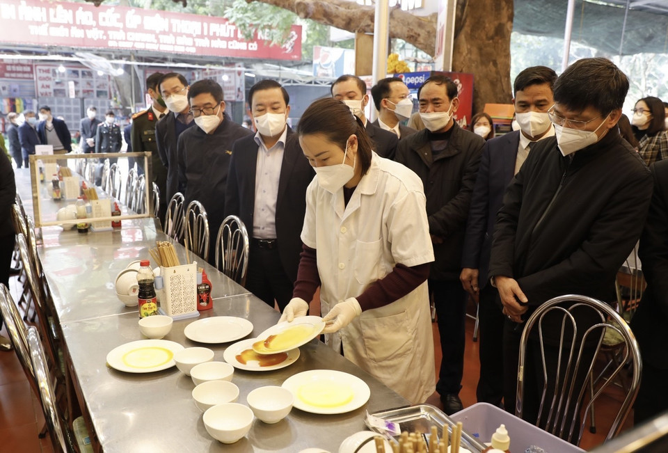 Lực lượng chức năng kiểm tra vệ sinh an toàn thực phẩm các cửa hàng ăn uống tại chùa Hương. (Ảnh: Trần Việt/TTXVN)