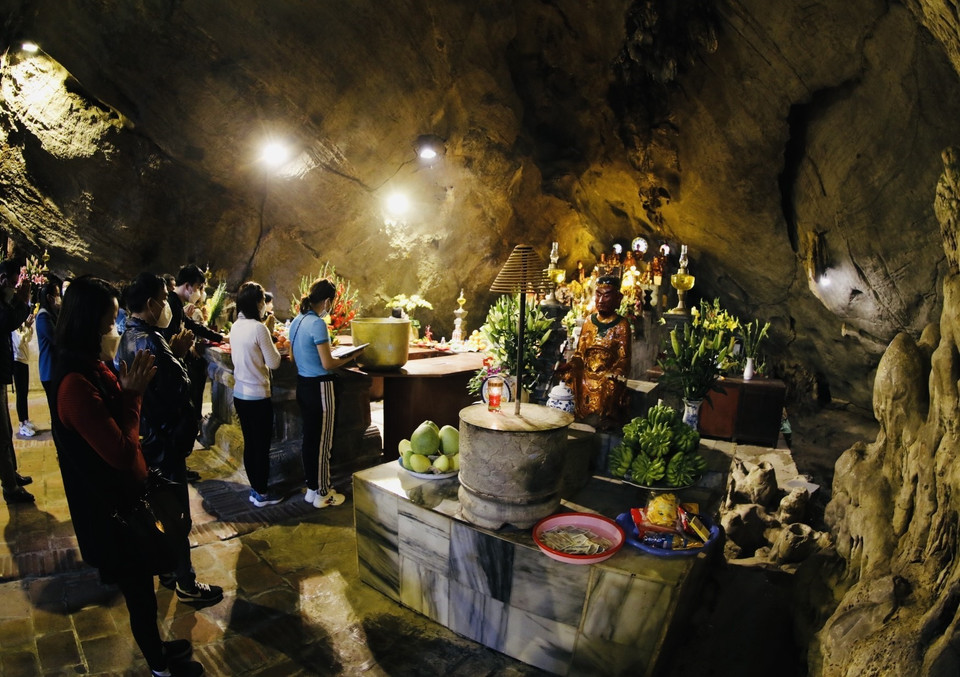 Du khách đi lễ chùa Hương ngày Tết Nguyên Tiêu. (Ảnh: Trần Việt/TTXVN)