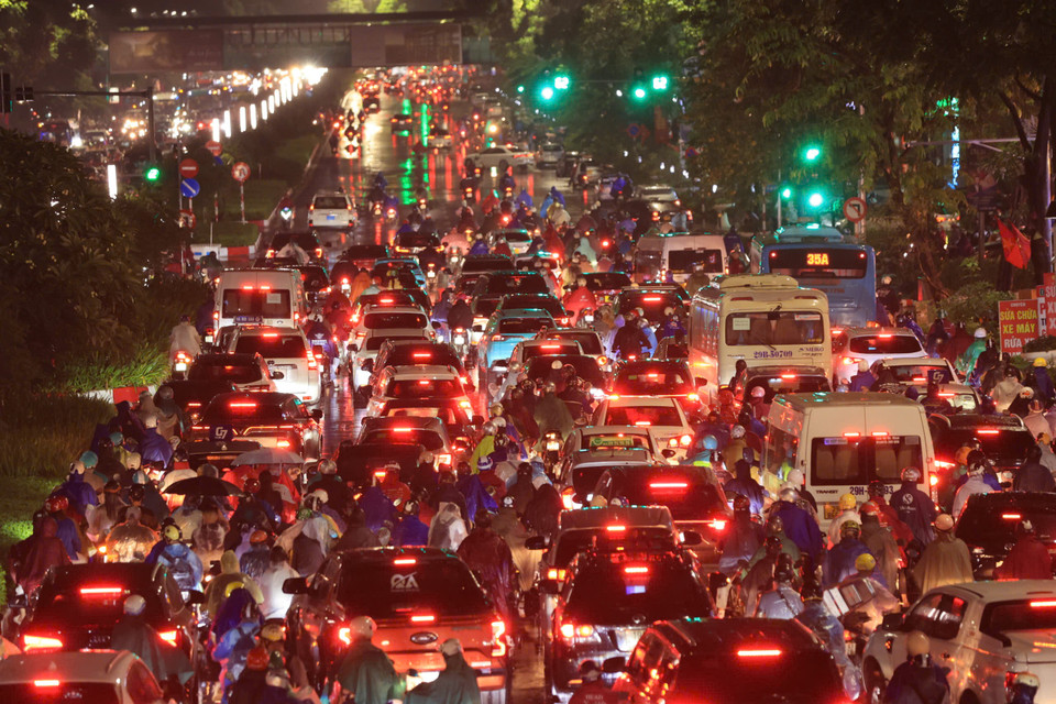 Theo ghi nhận của phóng viên Báo Điện tử VietnamPlus, từ 17 giờ 30 đến 18 giờ 30, dọc các tuyến đường chính và các nút giao thông, mật độ phương tiện rất đông đúc. (Ảnh: Hoài Nam/Vietnam+)