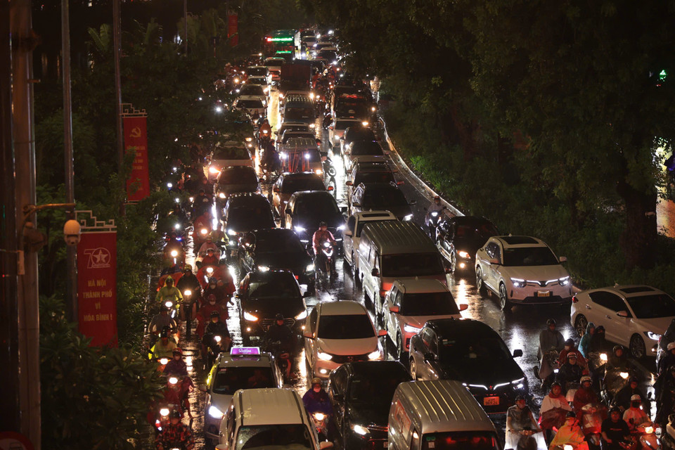 Đường Láng thời điểm 18 giờ 15 phút. (Ảnh: Hoài Nam/Vietnam+)
