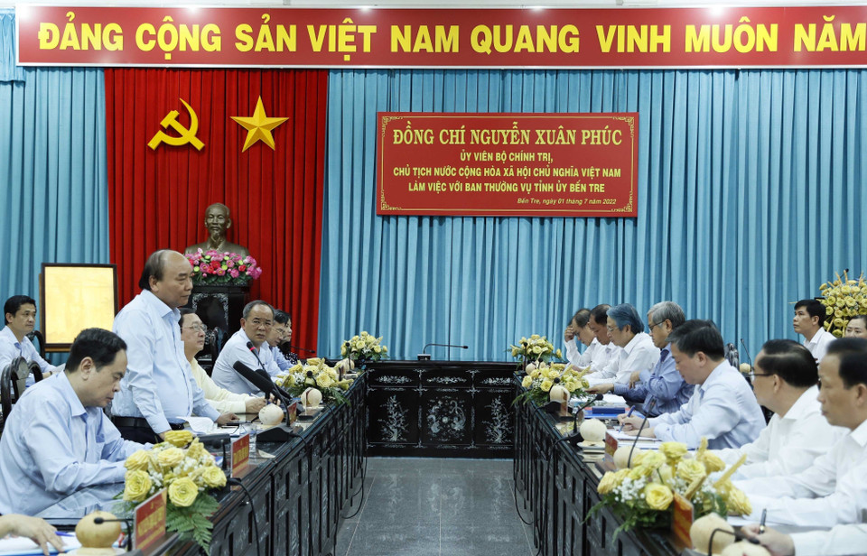 Quang cảnh buổi làm việc giữa Chủ tịch nước Nguyễn Xuân Phúc với Ban Thường vụ Tỉnh ủy Bến Tre. (Ảnh: Thống Nhất/TTXVN)