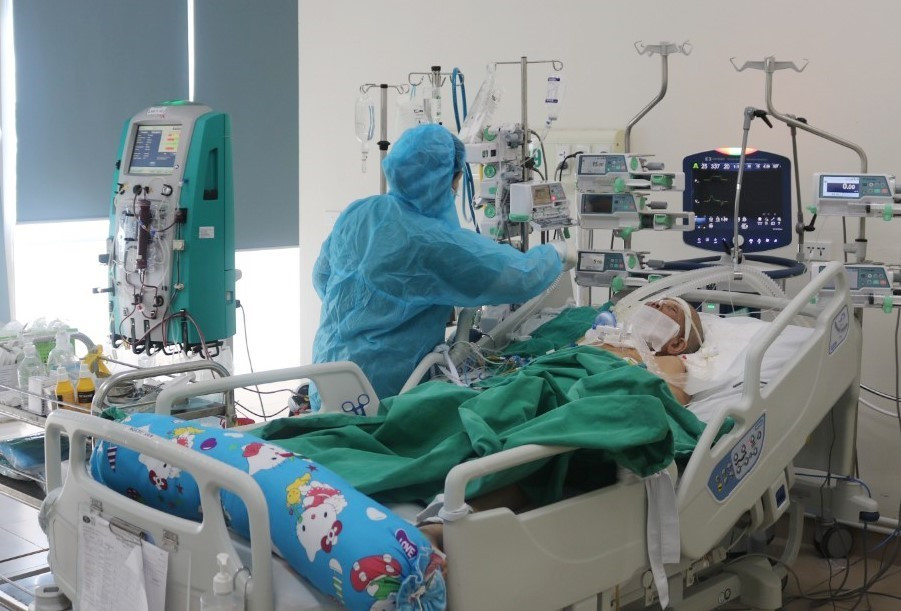 Hiện nay bệnh viện đang chăm sóc, điều trị cho 48 bệnh nhân nặng, nguy kịch. (Ảnh: TTXVN phát)