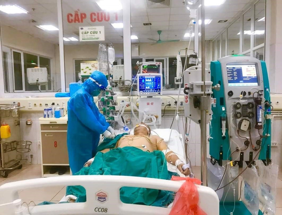 Các bác sỹ, điều dưỡng của Khoa Hồi sức tích cực làm việc không kể ngày đêm để theo dõi và điều trị các bệnh nhân mắc COVID-19 nặng. (Ảnh: TTXVN phát)