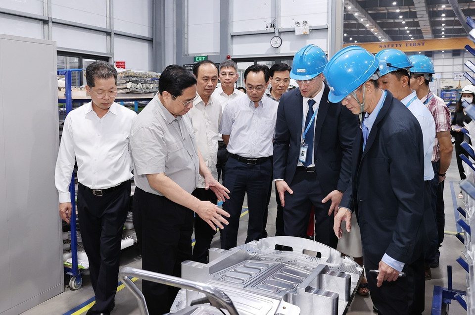 Thủ tướng Phạm Minh Chính thăm nhà máy sản xuất linh kiện hàng không vũ trụ UAC, Hoa Kỳ. (Ảnh: Dương Giang/TTXVN)
