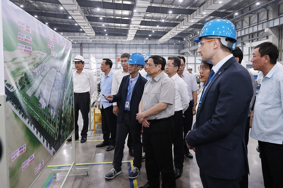 Thủ tướng Phạm Minh Chính nghe giới thiệu về nhà máy sản xuất linh kiện hàng không vũ trụ UAC, Hoa Kỳ. (Ảnh: Dương Giang/TTXVN)