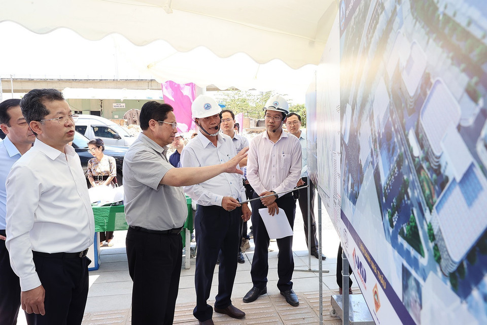 Thủ tướng Phạm Minh Chính khảo sát dự án Khu Công viên phần mềm số 2. (Ảnh: Dương Giang/TTXVN)