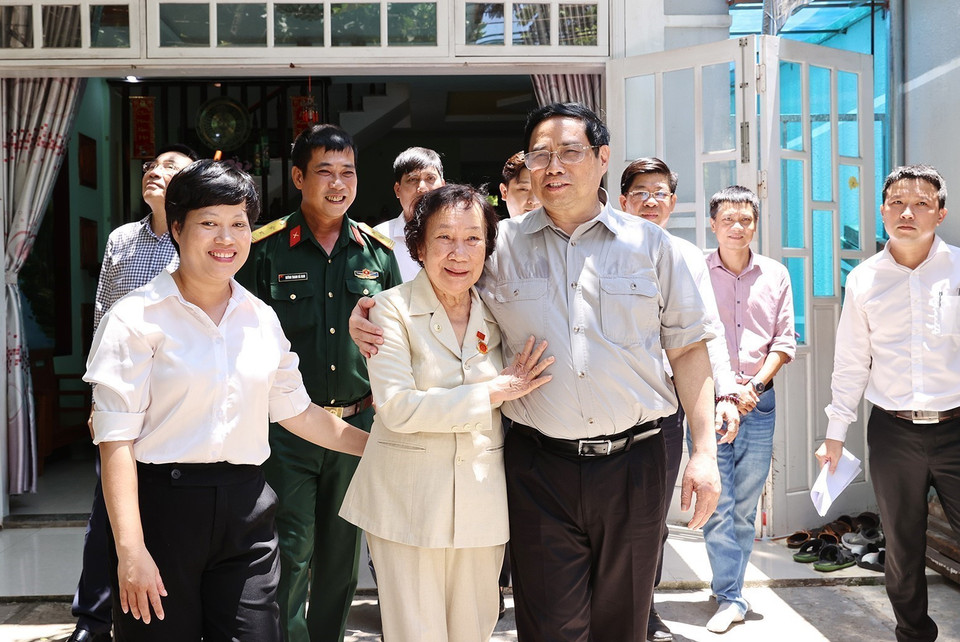 Thủ tướng Phạm Minh Chính thăm thương binh hạng ¼ Trần Thị Kim Cúc ở phường Thanh Long, quận Hải Châu. (Ảnh: Dương Giang/TTXVN)