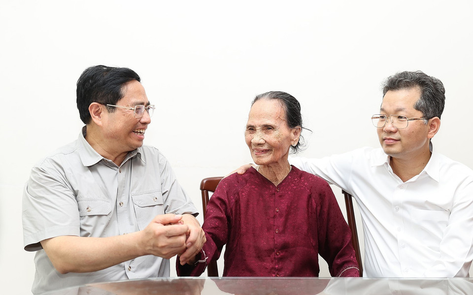 Thủ tướng Phạm Minh Chính đến thăm Bà mẹ Việt Nam Anh hùng Nguyễn Thị Nhung ở phường Thuận Phước, quận Hải Châu. (Ảnh: Dương Giang/TTXVN)