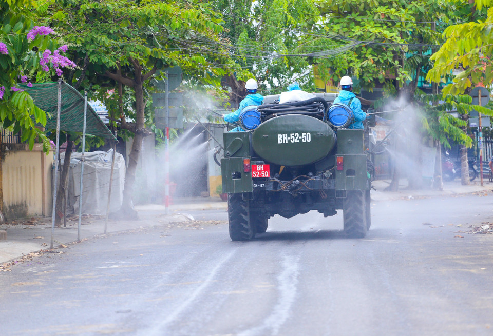Phun khử khuẩn trên các tuyến đường quận Sơn Trà (Đà Nẵng). (Ảnh: Trần Lê Lâm/TTXVN)
