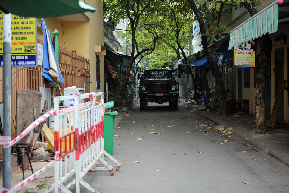 Phun khử khuẩn trong khu vực nguy cơ lây nhiễm COVID-19 tại quận Sơn Trà (Đà Nẵng). (Ảnh: Trần Lê Lâm/TTXVN)