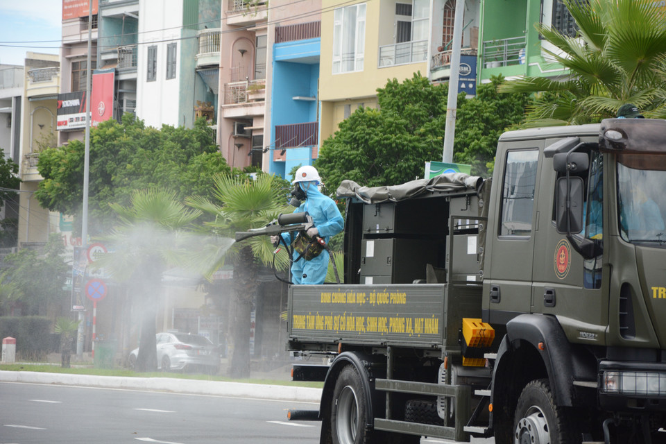  Xe chuyên dụng thực hiện phun hóa chất ở trên một số tuyến đường quận Sơn Trà. (Ảnh: Văn Dũng/TTXVN)
