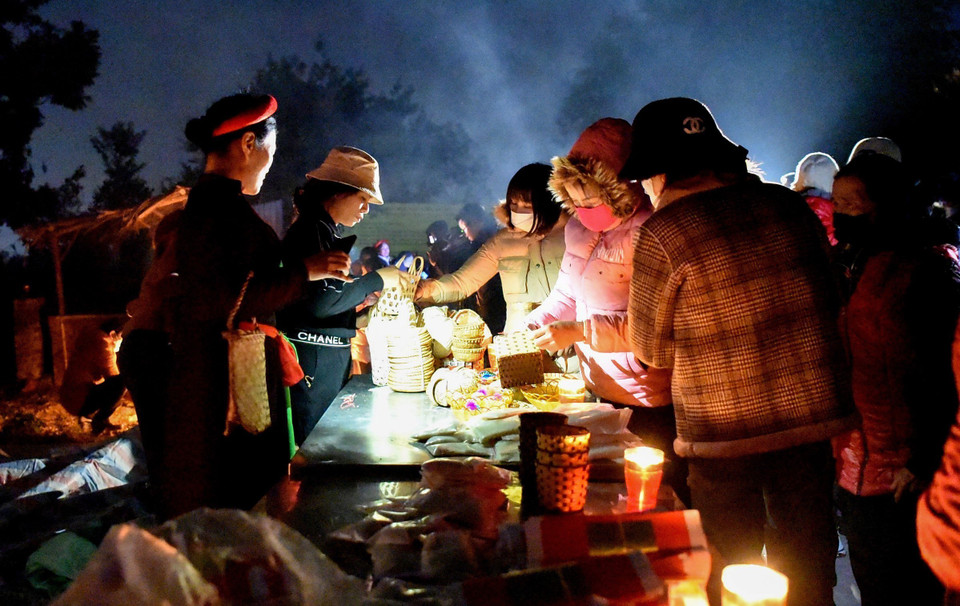 Theo truyền ngôn từ gần hai nghìn năm trước, phiên chợ âm dương - nơi người dương và người dưới âm phủ gặp nhau vào mùng 4, mùng 5 tháng Giêng hàng năm - là để cầu may mắn, an ủi, động viên nhau trút bỏ muộn phiền, đổi buồn lấy vui, mua may bán rủi. (Ảnh: Đinh Văn Nhiều/TTXVN)