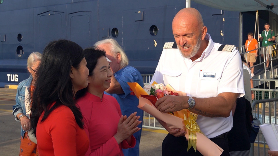Bà Trần Thị Thu Hiền, Phó Giám đốc Sở Du lịch tỉnh Bà Rịa-Vũng Tàu tặng hoa ông Stephan Zimmermann - Tổng Giám đốc Bộ phận dịch vụ hành khách tàu Mein Schiff 5. (Ảnh: Đoàn Mạnh Dương/TTXVN)