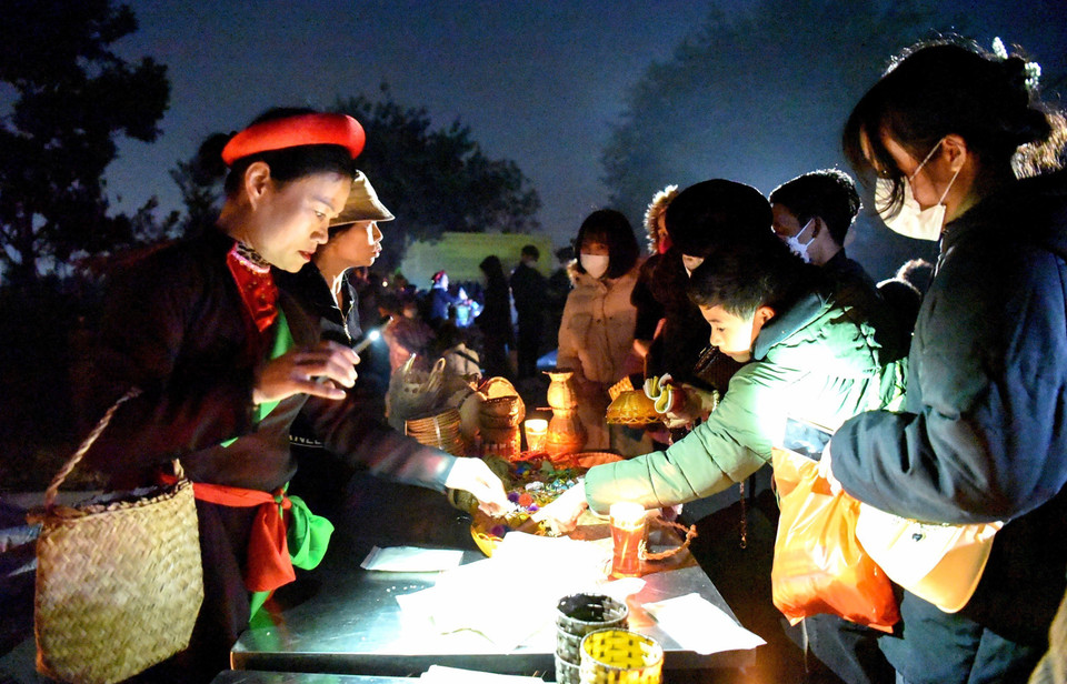 Đêm 25/1 đến rạng sáng 26/1/2023 (tức đêm mùng 4 đến rạng sáng mùng 5 Tết Qúy Mão), tại khu Xuân Ổ, phường Võ Cường, thành phố Bắc Ninh diễn ra phiên chợ âm dương. (Ảnh: Đinh Văn Nhiều/TTXVN) 