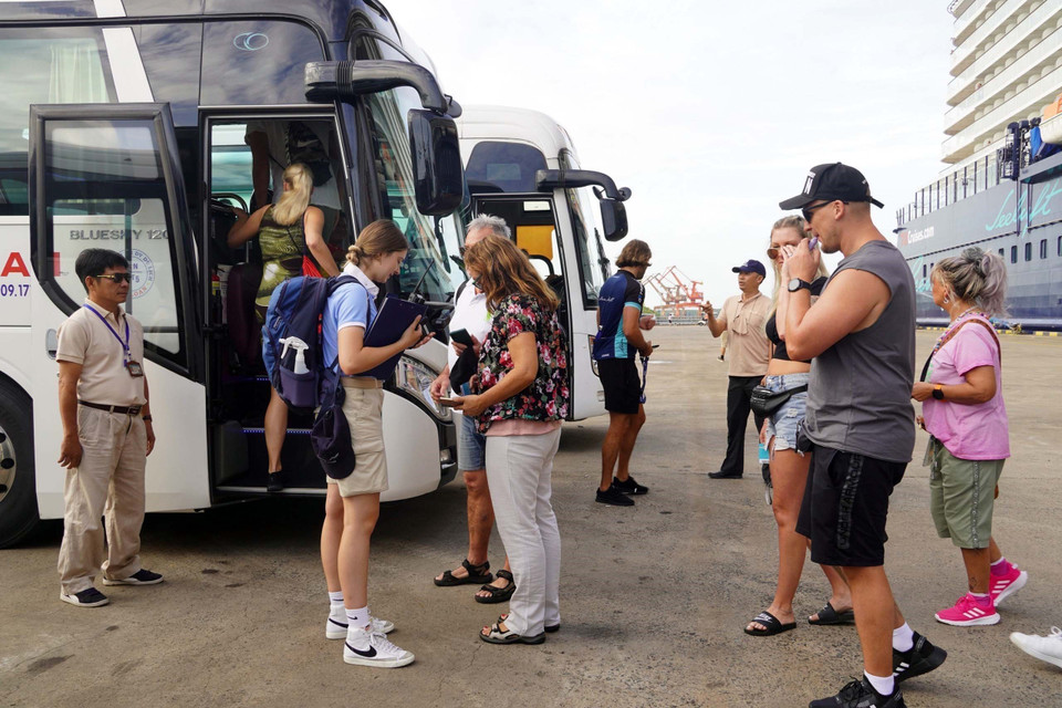 Du khách lên xe để đi tham quan, du lịch. (Ảnh: Đoàn Mạnh Dương/TTXVN)