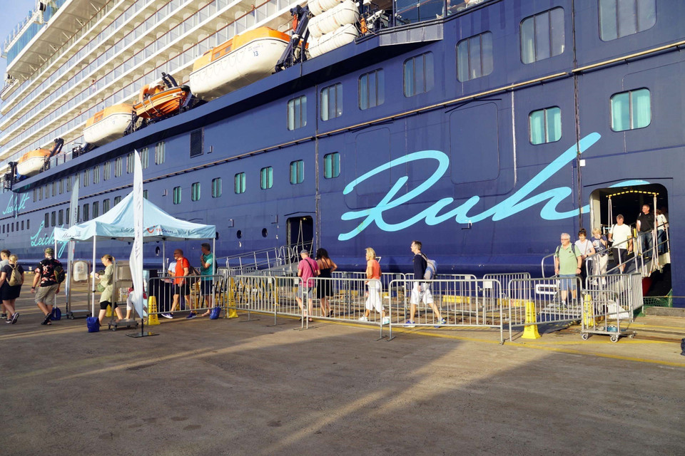 Tàu du lịch quốc tế MEIN SCHIFF 5 chở 2.370 du khách quốc tế đã cập cảng SP-PSA tại thị xã Phú Mỹ, tỉnh Bà Rịa-Vũng Tàu. (Ảnh: Đoàn Mạnh Dương/TTXVN)