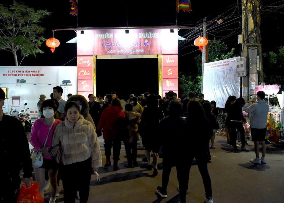 Quang cảnh phiên chợ âm dương. (Ảnh: Đinh Văn Nhiều/TTXVN)