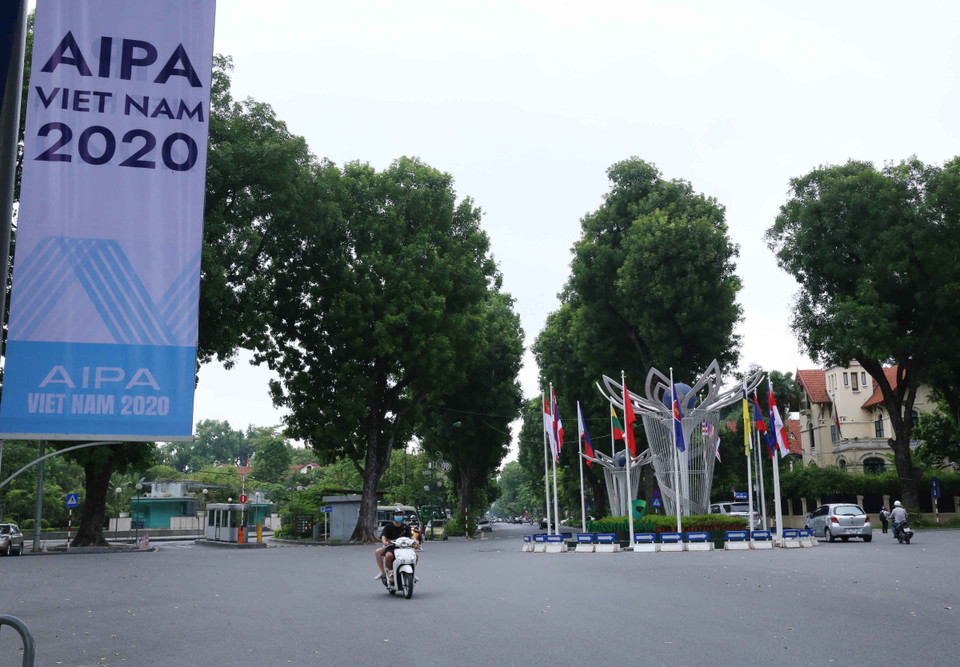 Cờ, ápphích Chào mừng Đại hội đồng lần thứ 41, Hội đồng Liên nghị viện ASEAN (AIPA 41) trên phố Điện Biên Phủ. (Ảnh: Hoàng Hiếu/TTXVN)