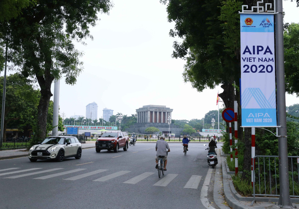 Ápphích Chào mừng Đại hội đồng lần thứ 41, Hội đồng Liên nghị viện ASEAN (AIPA 41) trước Lăng Chủ tịch Hồ Chí Minh. (Ảnh: Hoàng Hiếu/TTXVN)