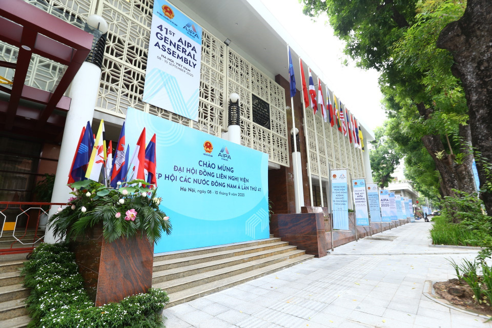 Pano, ápphích được trang hoàng phía bên ngoài Hội nghị. (Ảnh: Minh Quyết/TTXVN)