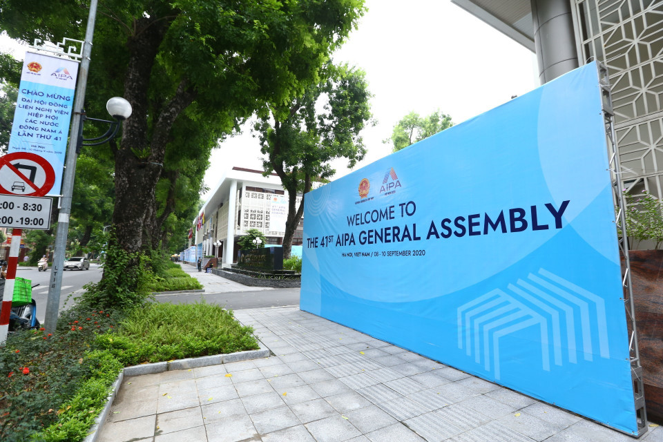 Pano, ápphích được trang hoàng phía bên ngoài Hội nghị. (Ảnh: Minh Quyết/TTXVN)