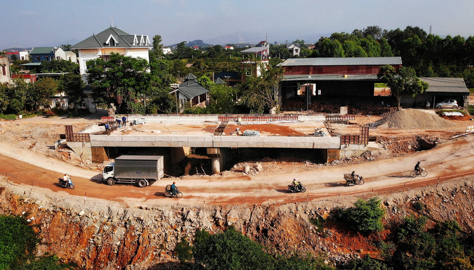 Gói thầu số 12, dài hơn 14km (đoạn xã Phượng Sơn-Hồng Giang, Lục Ngạn) là gói thầu ảnh hưởng nhất đến việc tiệu thụ vải thiều sẽ bàn giao trước ngày 10/6. (Ảnh: Danh Lam/TTXVN)