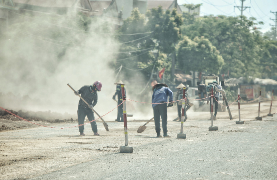 Công nhân dọn dẹp chuẩn bị thảm nhựa. (Ảnh: Danh Lam/TTXVN)