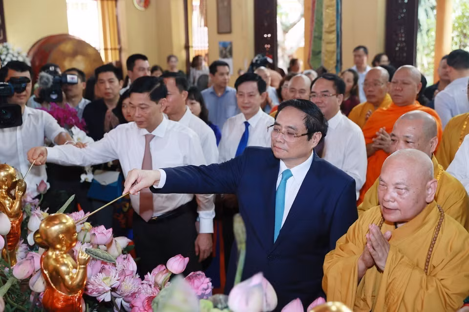 Thủ tướng Phạm Minh Chính và các Chư tôn Giáo phẩm cùng các đại biểu thực hiện nghi thức Tắm Phật tại chùa Quán Sứ, Hà Nội. (Ảnh: Dương Giang/TTXVN)