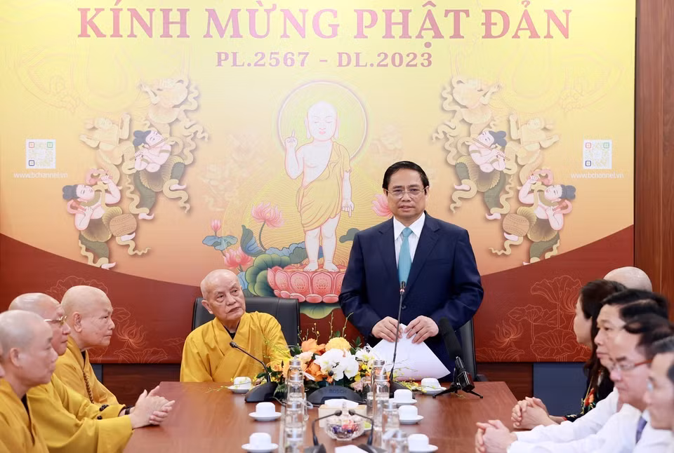 Thủ tướng Phạm Minh Chính chúc mừng các Chư tôn Giáo phẩm Giáo hội Phật giáo Việt Nam nhân dịp Đại lễ Phật đản. (Ảnh: Dương Giang/TTXVN)