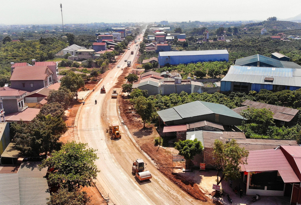 Thời gian thu hoach vải thiều bắt đầu từ 25/5 đến 30/7 (trong đó vải chính vụ từ 10/6 đến 30/7). Hiện các đơn vị thi công quốc lộ 31(tuyến đường huyết mạch tiêu thụ vải thiều) đang khắc phục khó khăn, tăng ca, phân làn... đẩy nhanh tiến độ thi công, phấn đấu thông xe toàn tuyến và thảm một lớp để phục vụ tiêu thụ nông sản trước ngày 30/6. (Ảnh: Danh Lam/TTXVN)