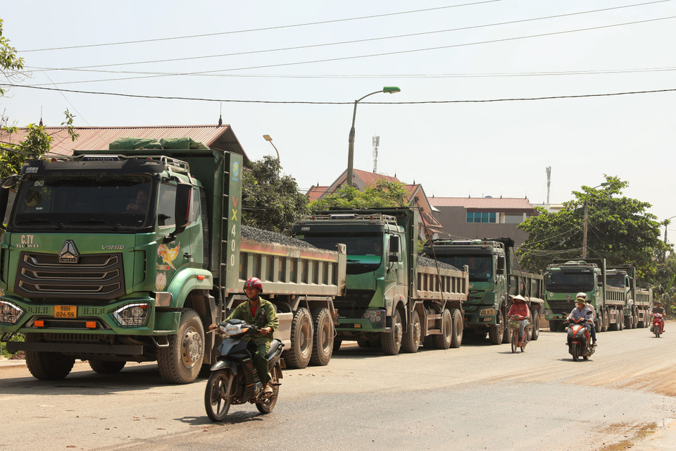 Đơn vị thi công tăng cường phương tiện, máy móc để thi công Quốc lộ 31. (Ảnh: Danh Lam/TTXVN)
