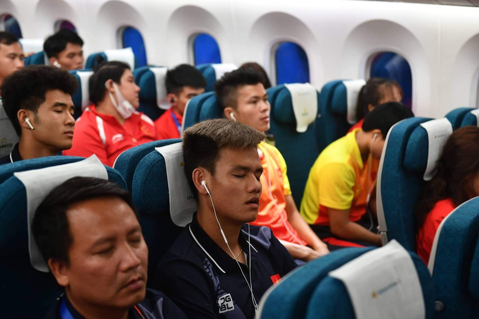Các cầu thủ tranh thủ chợp mắt trên chuyến bay trở về nước. (Ảnh: CTV/Vietnam+)