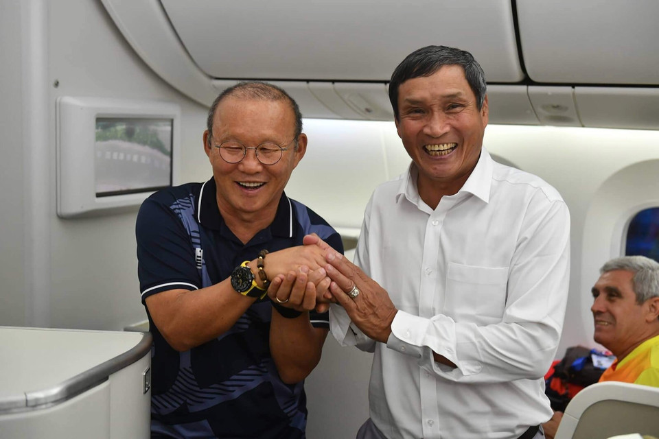 Huấn luyện viên Park Hang-seo có dịp tái ngộ ông Mai Đức Chung, Huấn luyện viên đội tuyển bóng đá nữ Việt Nam. (Ảnh: CTV/Vietnam+)