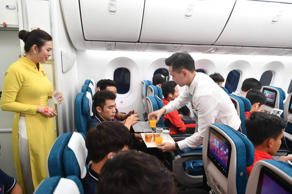 Vietnam Airlines còn tổ chức tiệc chúc mừng đoàn thể thao Việt Nam ngay trên chuyến bay với các món ăn nhẹ và đồ uống theo tiêu chuẩn hạng Thương gia. (Ảnh: CTV/Vietnam+)