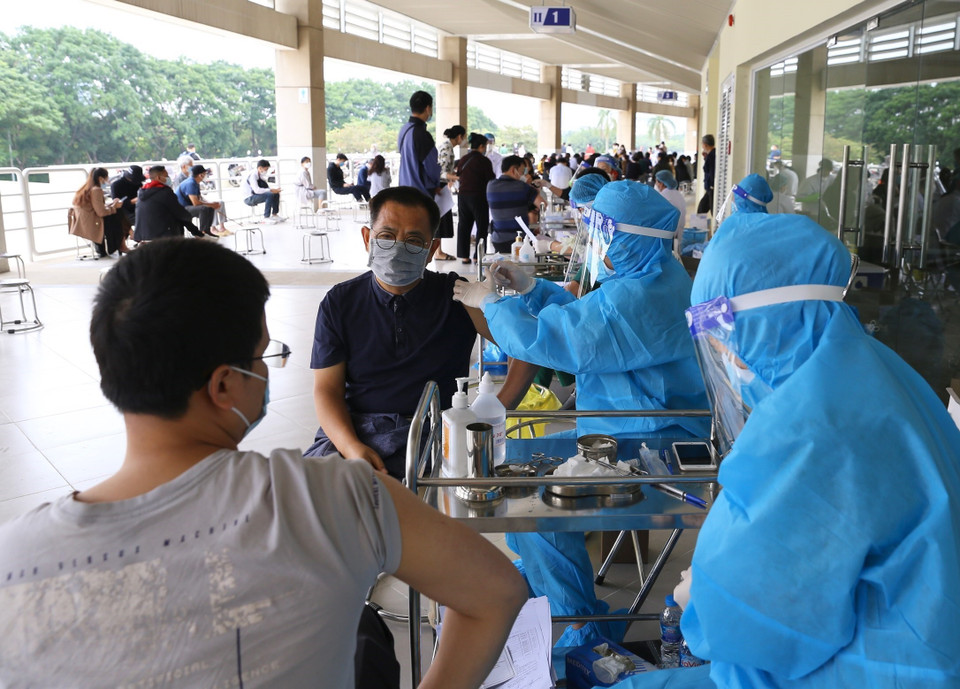 Chiều 18/11, chủ yếu người nước ngoài được tiêm vaccine. (Ảnh: Hoàng Hiếu/TTXVN)