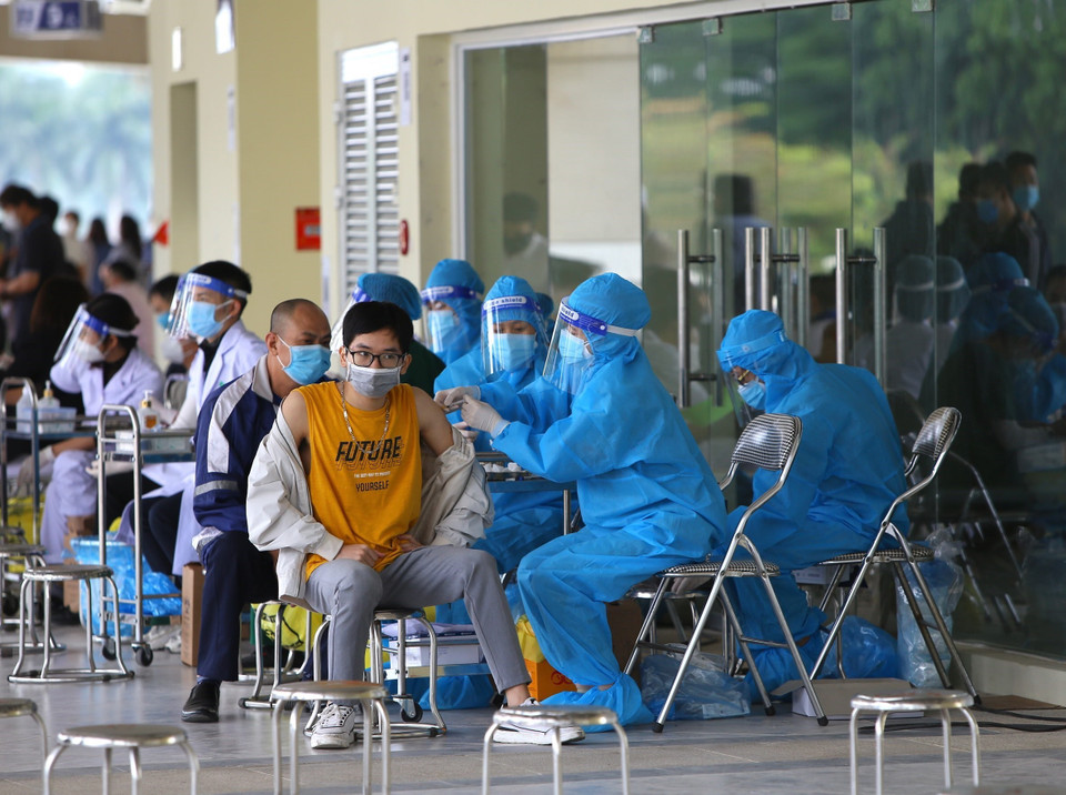 Tiêm vaccine tại điểm tiêm Sân vận động Mỹ Đình chiều 18/11. (Ảnh: Hoàng Hiếu/TTXVN)