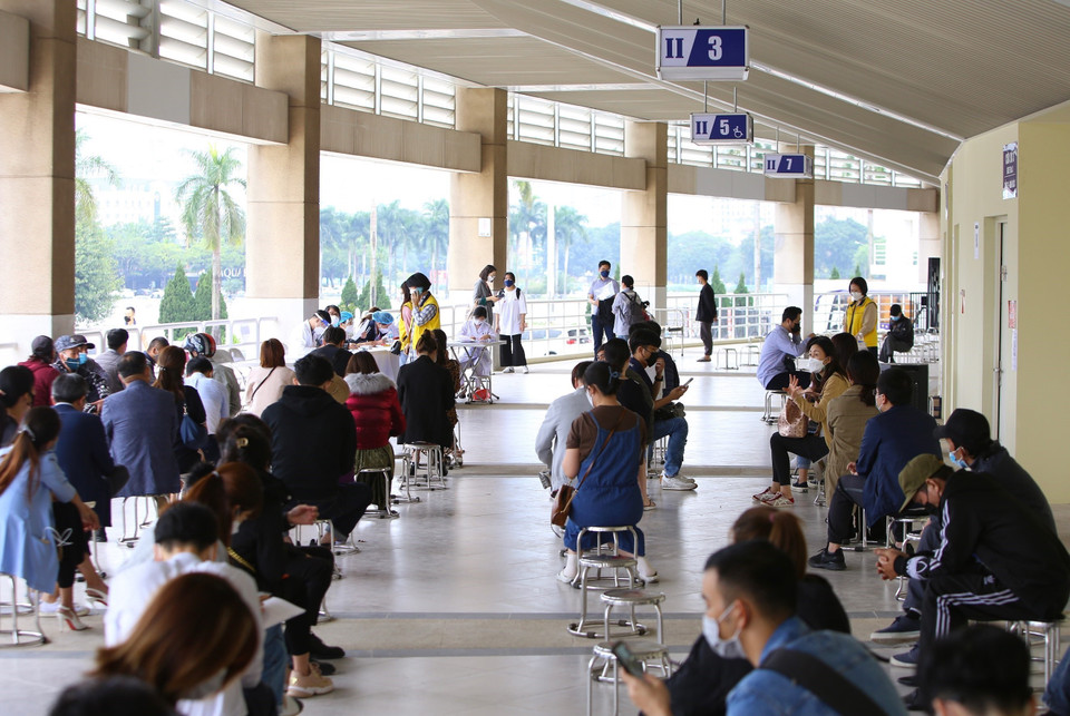 Những người chờ đến lượt tiêm tại điểm tiêm Sân vận động Mỹ Đình chiều 18/11. (Ảnh: Hoàng Hiếu/TTXVN)