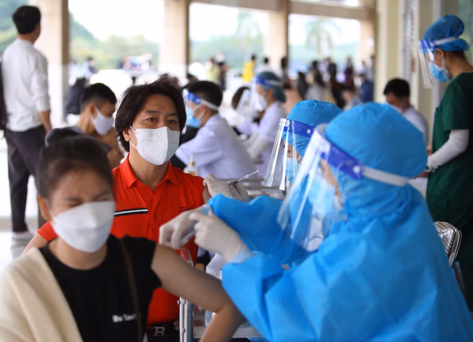 Lực lượng y tế quận Nam Từ Liêm tiêm vaccine cho người nước ngoài chiều 18/11. (Ảnh: Hoàng Hiếu/TTXVN)
