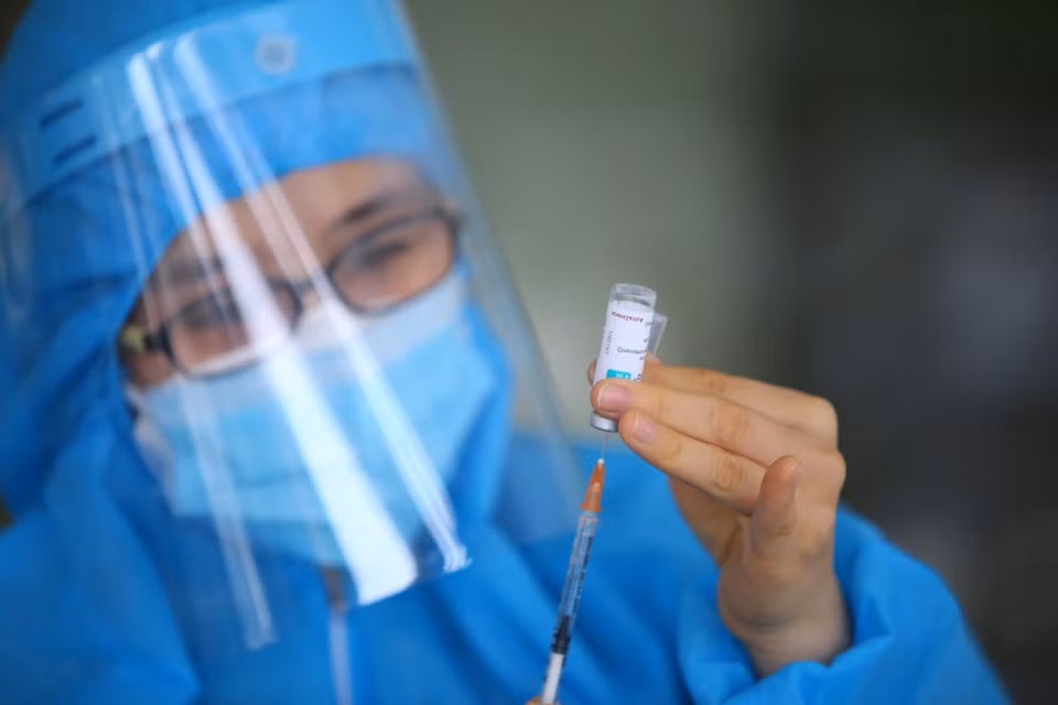 Vaccine AstraZeneca được tiêm nhiều trong chiều 18/11. (Ảnh: Hoàng Hiếu/TTXVN)