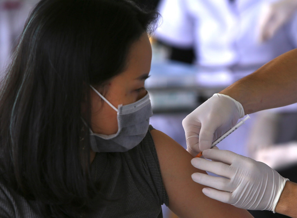 Tiêm vaccine mũi 2 cho người dân chiều 18/11. (Ảnh: Hoàng Hiếu/TTXVN)