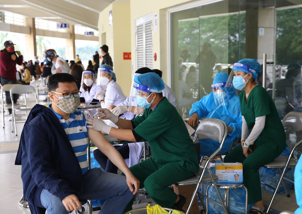 Một người Hàn Quốc được tiêm vaccine mũi 2 chiều 18/11. (Ảnh: Hoàng Hiếu/TTXVN)