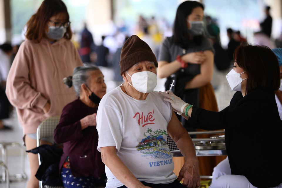 Những người lớn tuổi đến thời điểm tiêm cũng được tiêm luôn tại sảnh khu C - Sân vận động Mỹ Đình. (Ảnh: Hoàng Hiếu/TTXVN)