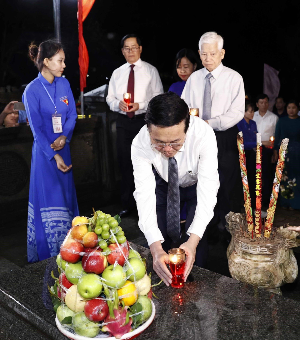 Chủ tịch nước Võ Văn Thưởng và các vị lãnh đạo, nguyên lãnh đạo Đảng, Nhà nước thắp nến tri ân Tổng Bí thư Lê Hồng Phong tại Nghĩa trang Hàng Dương. (Ảnh: Thống Nhất/TTXVN)