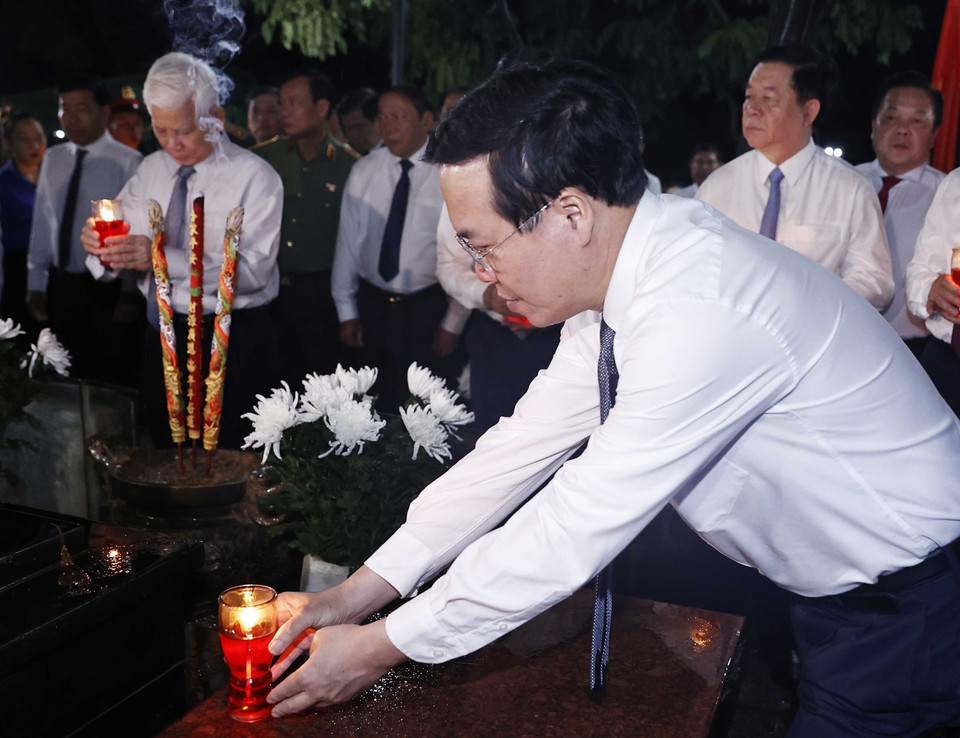 Chủ tịch nước Võ Văn Thưởng và các vị lãnh đạo, nguyên lãnh đạo Đảng, Nhà nước thắp nến tri ân liệt sỹ, Anh hùng Lực lượng Vũ trang Nhân dân Võ Thị Sáu tại Nghĩa trang Hàng Dương. (Ảnh: Thống Nhất/TTXVN)