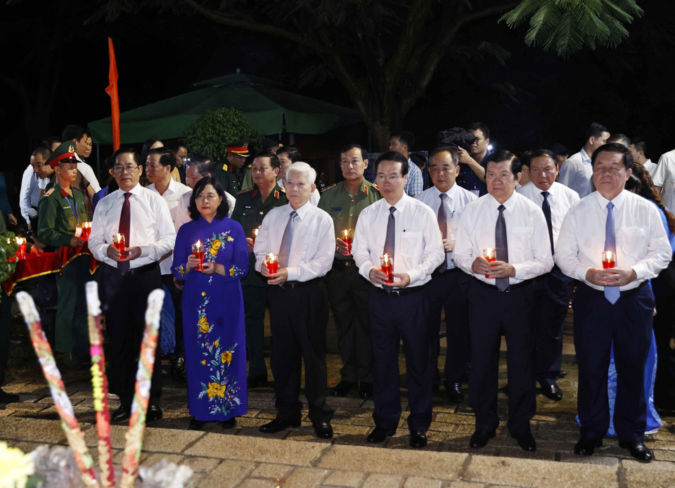 Chủ tịch nước Võ Văn Thưởng và các vị lãnh đạo, nguyên lãnh đạo Đảng, Nhà nước thắp nến tri ân Nhà yêu nước Nguyễn An Ninh tại Nghĩa trang Hàng Dương. (Ảnh: Thống Nhất/TTXVN)