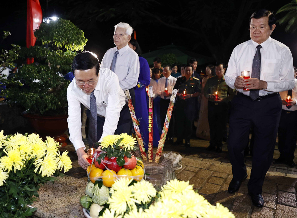 Chủ tịch nước Võ Văn Thưởng và các vị lãnh đạo, nguyên lãnh đạo Đảng, Nhà nước thắp nến tri ân Nhà yêu nước Nguyễn An Ninh tại Nghĩa trang Hàng Dương. (Ảnh: Thống Nhất/TTXVN)