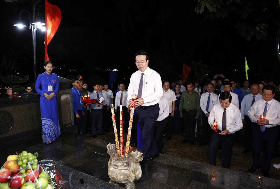 Chủ tịch nước Võ Văn Thưởng và các vị lãnh đạo, nguyên lãnh đạo Đảng, Nhà nước thắp nến tri ân Tổng Bí thư Lê Hồng Phong tại Nghĩa trang Hàng Dương. (Ảnh: Thống Nhất/TTXVN)