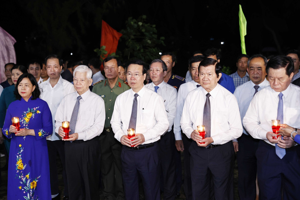Chủ tịch nước Võ Văn Thưởng và các vị lãnh đạo, nguyên lãnh đạo Đảng, Nhà nước thắp nến tri ân Tổng Bí thư Lê Hồng Phong tại Nghĩa trang Hàng Dương. (Ảnh: Thống Nhất/TTXVN)